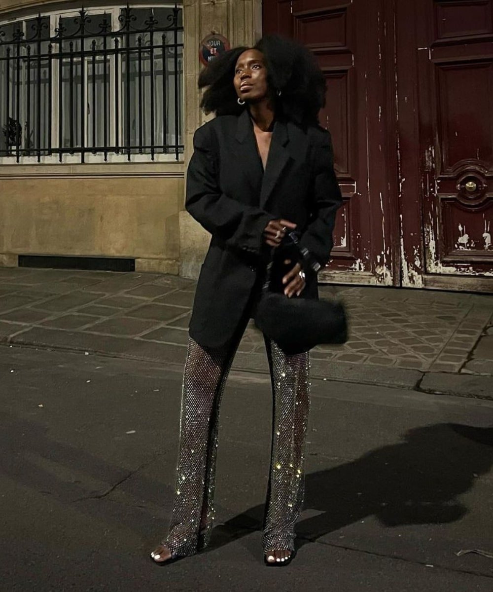 Danielle Jinadu - calça de strass prata brilhante, blazer preto oversized e bolsa - calças da moda 2023 - Inverno  - em pé na rua - https://stealthelook.com.br