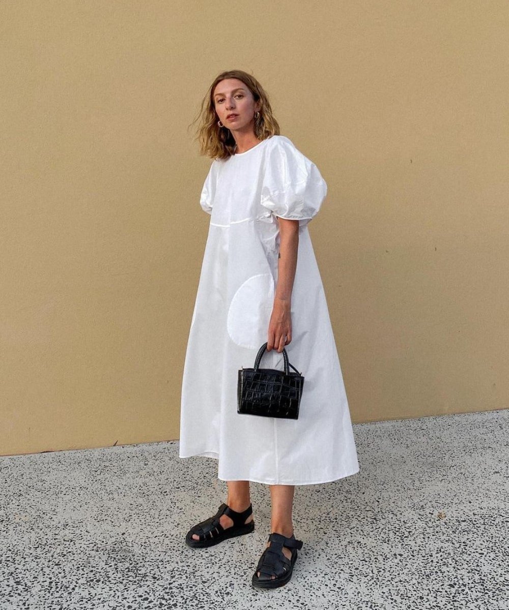 Brittany Bathgate - vestido breezy branco e sandália fisherman preta - sandália fisherman - Verão - em pé na rua - https://stealthelook.com.br