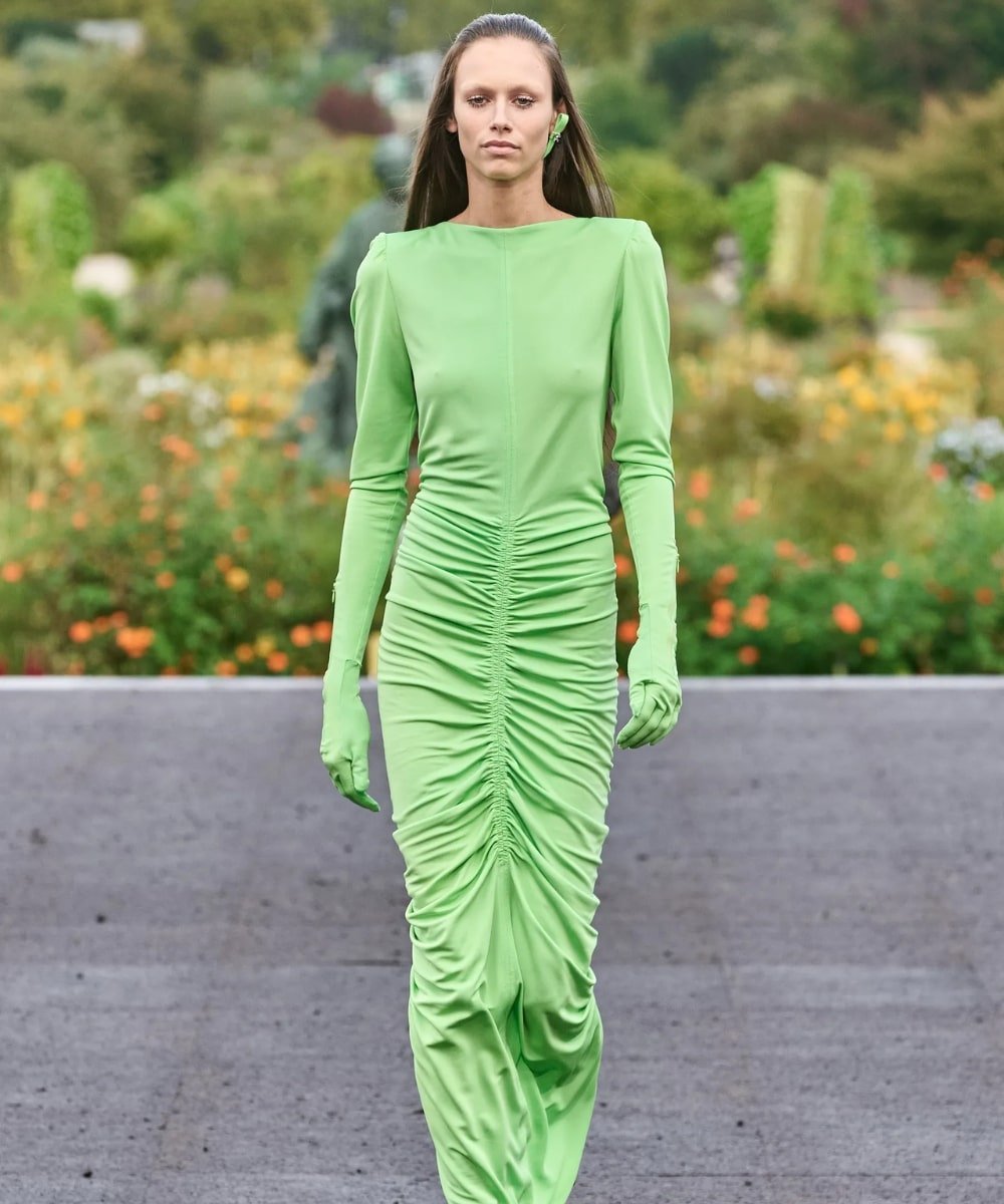 Givenchy S/S 2023 - vestido longo verde drapeado - tendência de moda - Primavera - modelo andando pela passarela - https://stealthelook.com.br