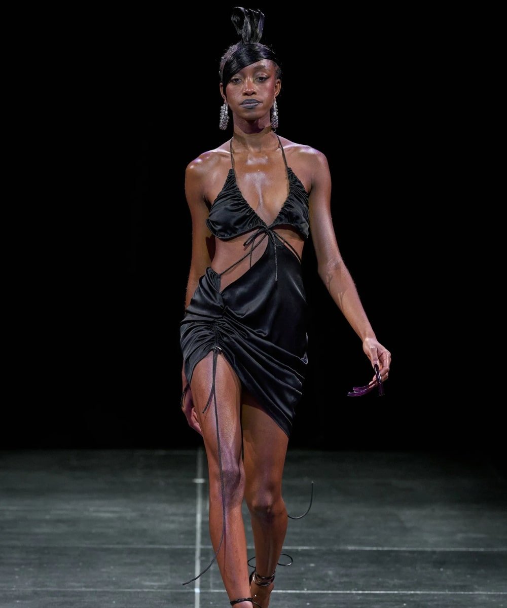 No Sesso S/S 23 - vestido cut-out drapeado preto - tendência de moda - Primavera - modelo andando pela passarela - https://stealthelook.com.br