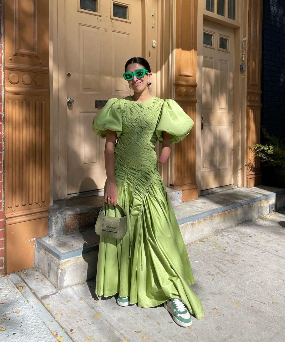 @aprillockhart - vestido longo bufante verde drapeado - tendência de moda - Verão - em pé na rua usando óculos de sol - https://stealthelook.com.br