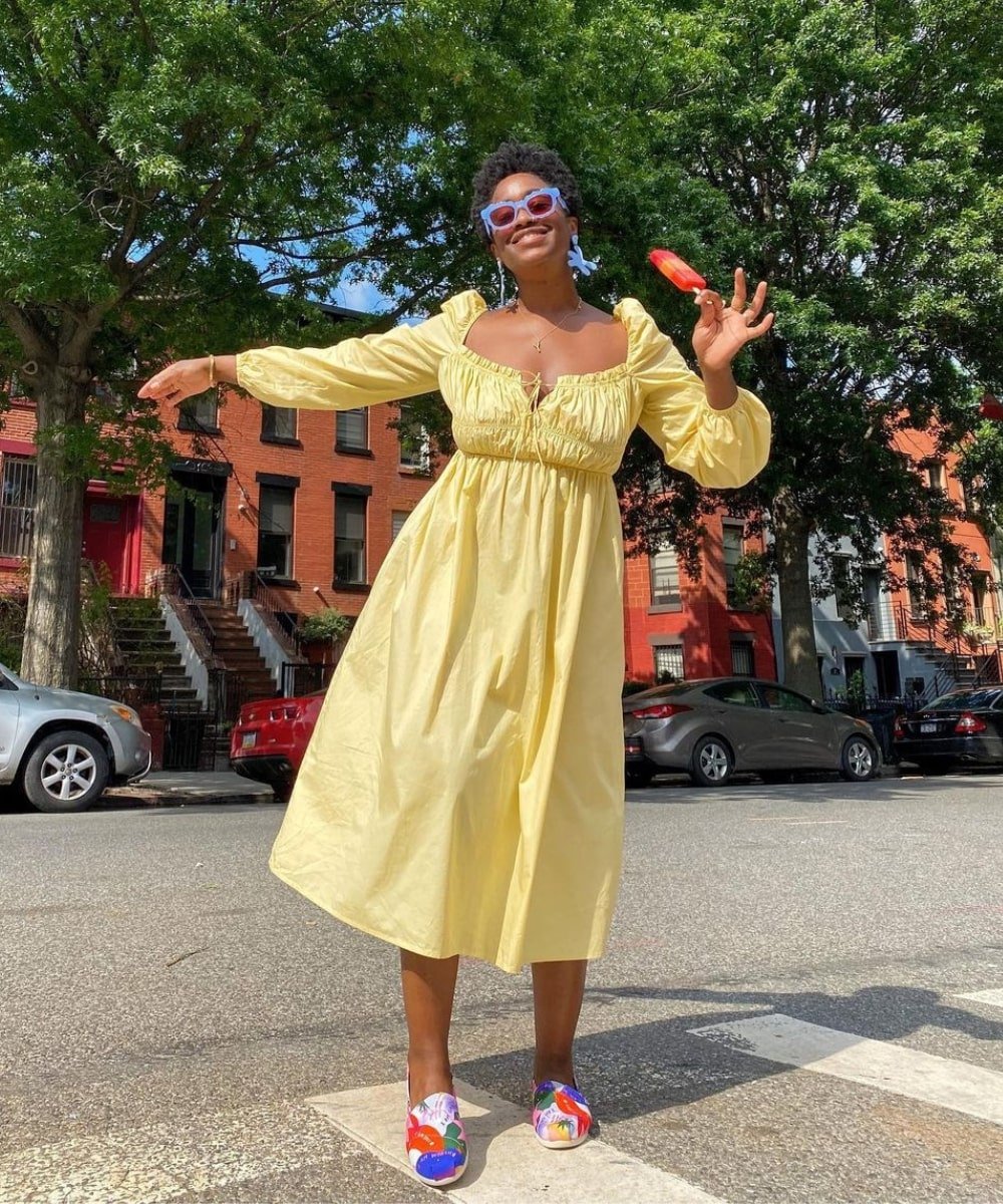 Yolande Macon - vestido midi amarelo - tendências de moda - Verão - em pé na rua - https://stealthelook.com.br