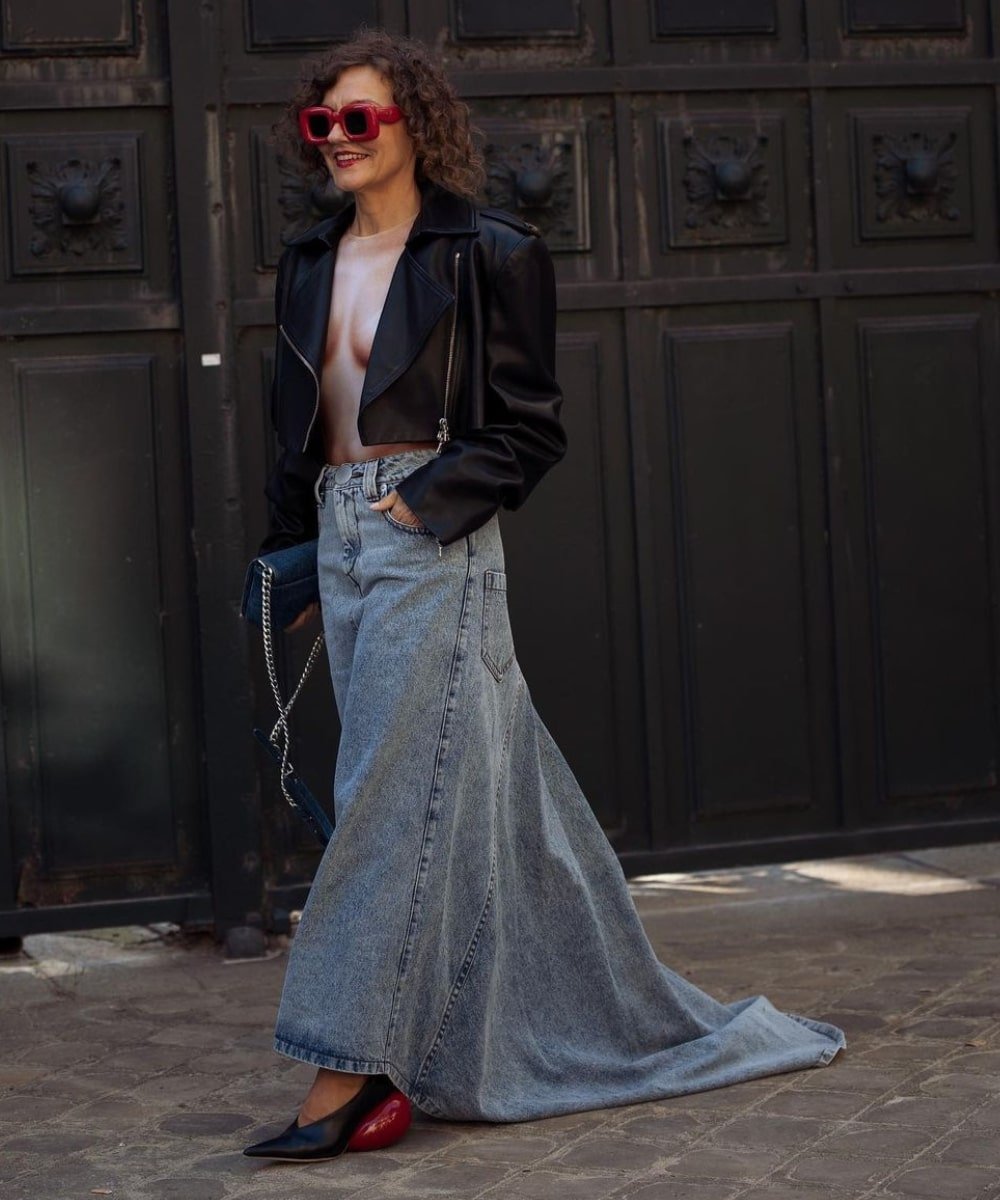 Renia Jaz - saia jeans longa, jaqueta preta e óculos vermelho - Paris Fashion Week - Outono - andando na rua - https://stealthelook.com.br