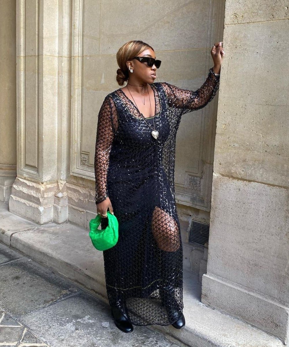 Nnenna Echem - vestido de brilho vazado longo - Paris Fashion Week - Outono - em pé na rua usando óculos de sol - https://stealthelook.com.br