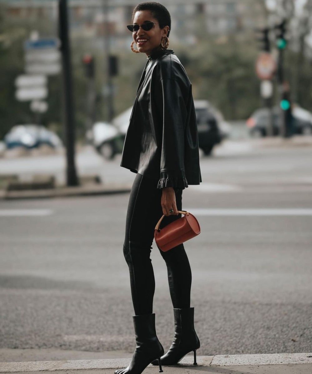 @tamumcpherson - calça preta, bota preta, jaqueta de couro e óculos - Paris Fashion Week - Outono - em pé na rua - https://stealthelook.com.br