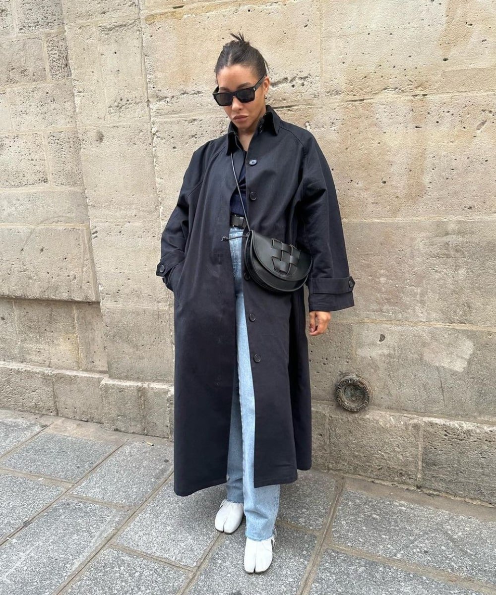 Tanice Elizabeth - calça jeans, botas margiela e sobretudo preto - Paris Fashion Week - Outono - em pé na rua usando óculos de sol - https://stealthelook.com.br