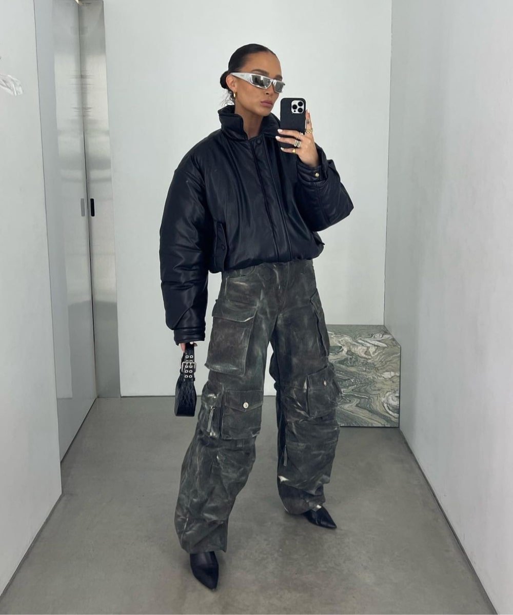 Alicia Roddy - calça cargo camuflada, jaqueta  e oculos futurista - tendências estilosas - Outono - foto na frente do espelho - https://stealthelook.com.br