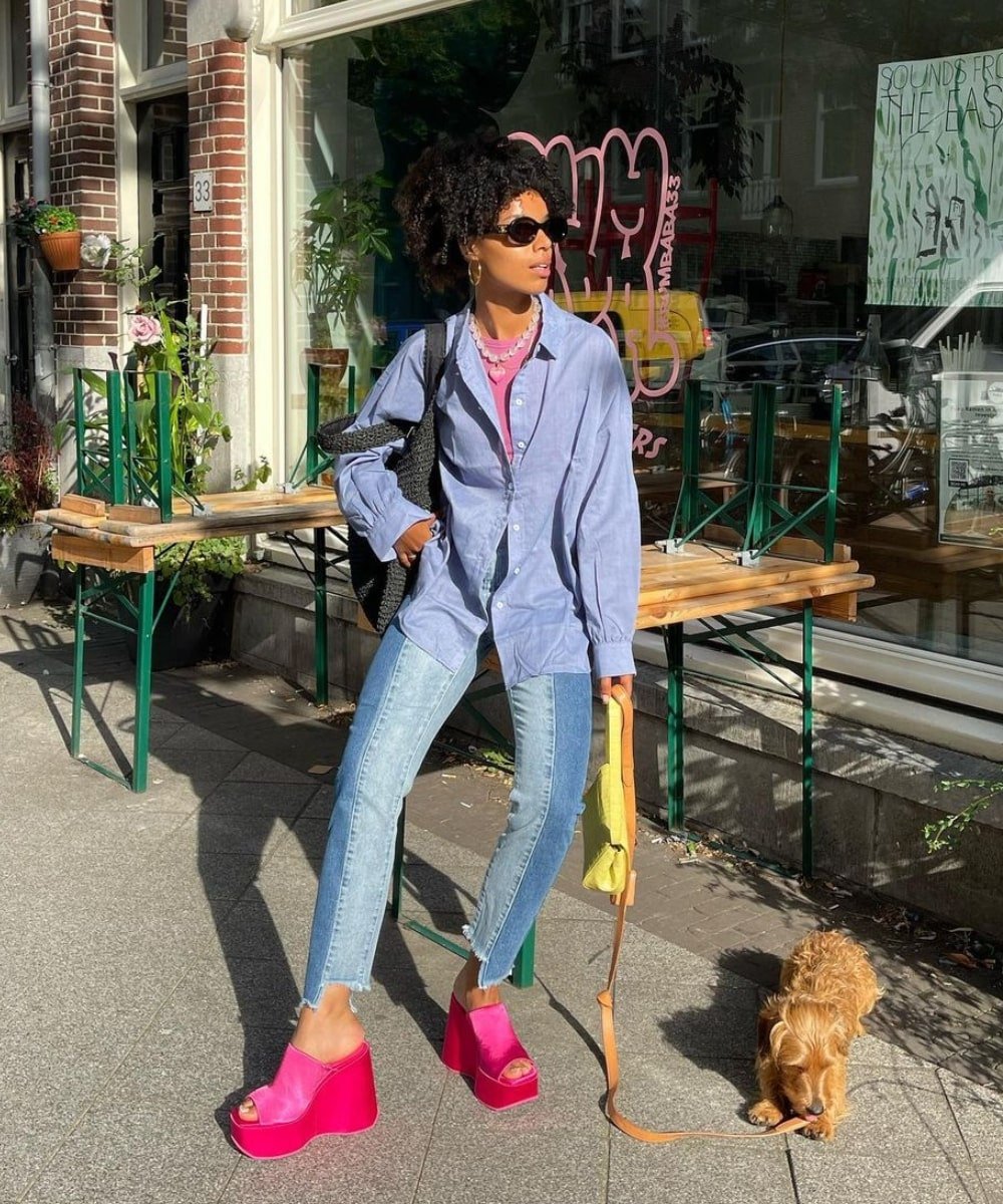 Fia Hamelijnck - calça jeans, camisa jeans e plataforma rosa - tendências estilosas - Outono - em pé na rua com um cachorro do lado - https://stealthelook.com.br