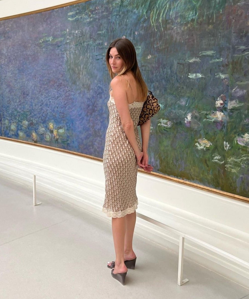 Camille Charriere - vestido slipdress estampado e tamanco - tendências estilosas - verão  - em pé em uma galeria de arte - https://stealthelook.com.br