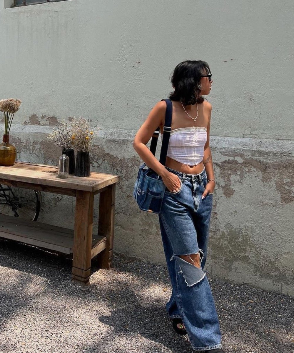 Stephanie Arant - calça wide com rasgo e blusa sem alças branca - tendências estilosas - Verão - andando na rua - https://stealthelook.com.br