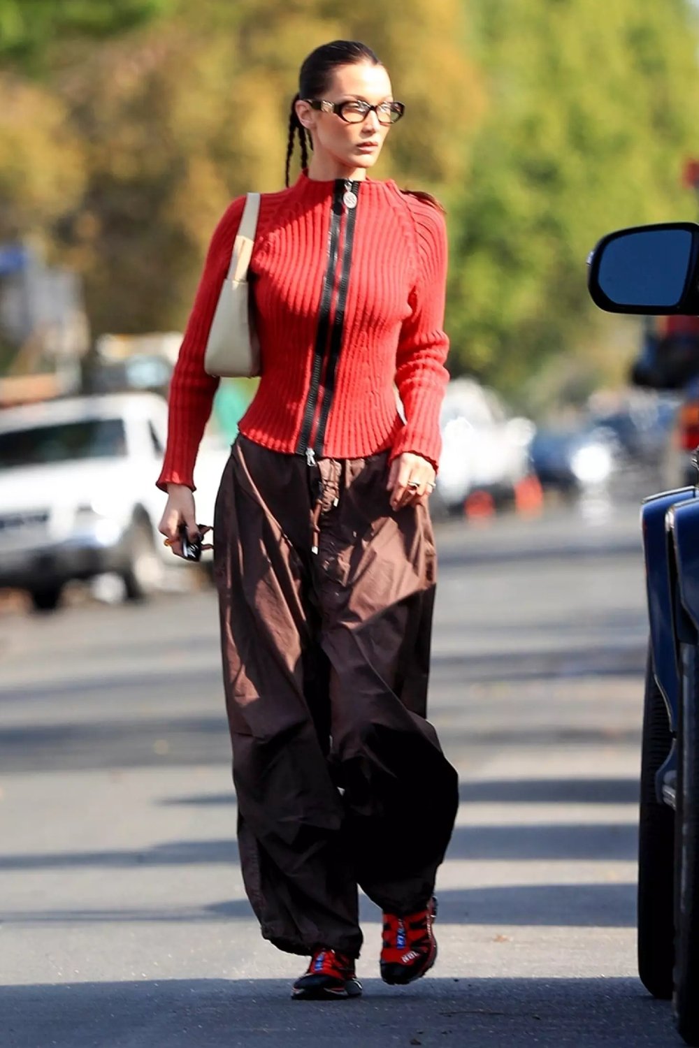 Bella Hadid  - parachute pants - tendências de moda - calças tendência - celebridades - https://stealthelook.com.br