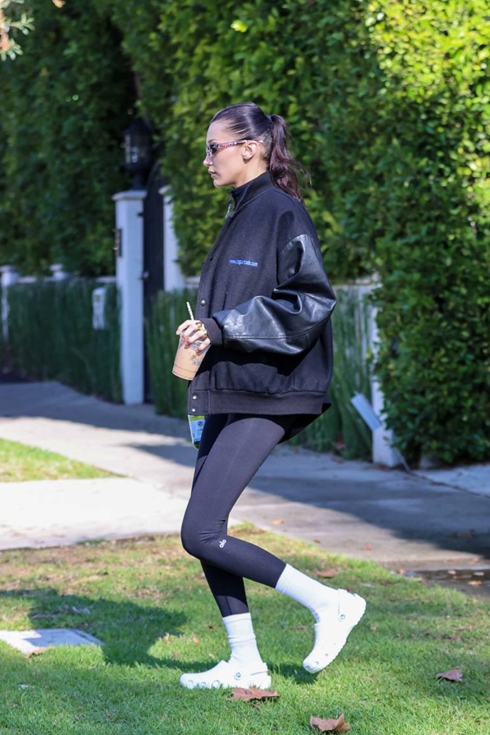 Blogueira mostra como usar legging para mudar completamente a aparência do  corpo