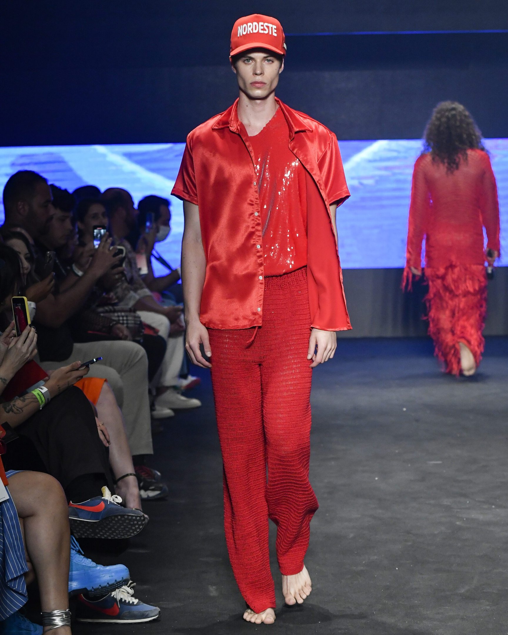 DePedro - look monocromatico vermelho shorts vermelho blusa de paetes vermelha - spfw n54 - outono - spfw n54 - https://stealthelook.com.br