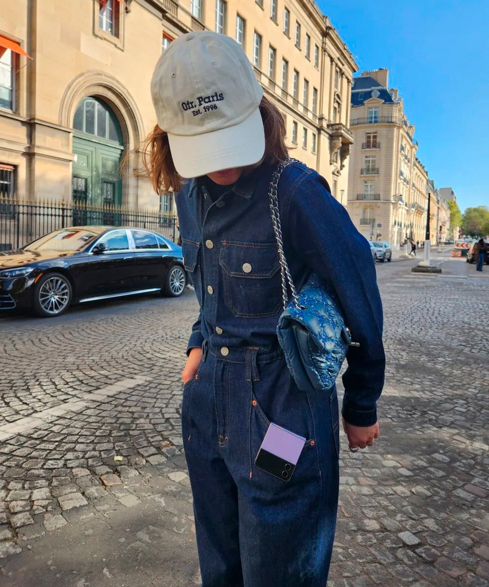 It girls - dicas para viajar, macacão jeans, boné branco - dicas para viajar - Primavera - Street Style  - https://stealthelook.com.br