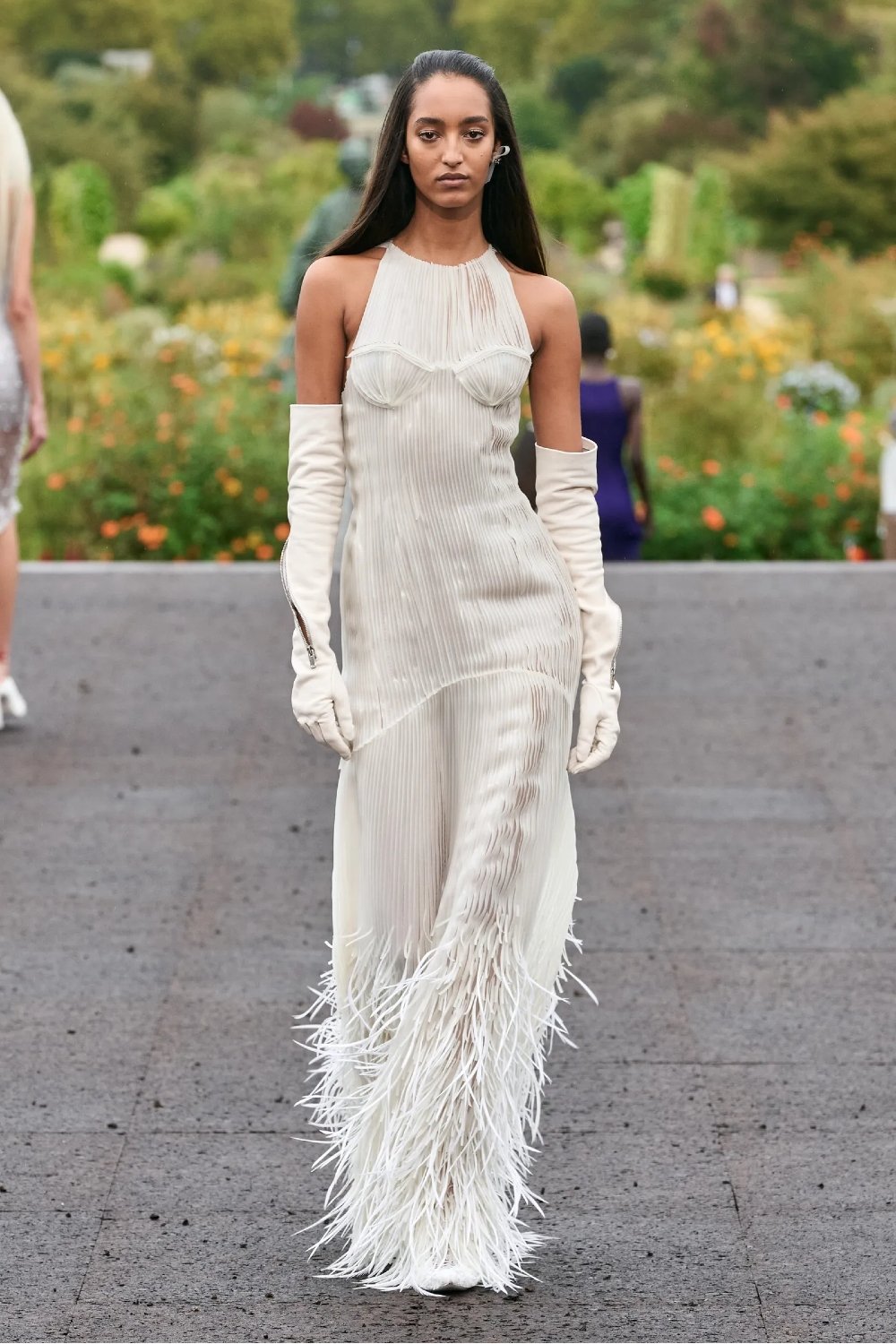 Givenchy - 2023 - tendências de moda - viralizar - franjas - https://stealthelook.com.br