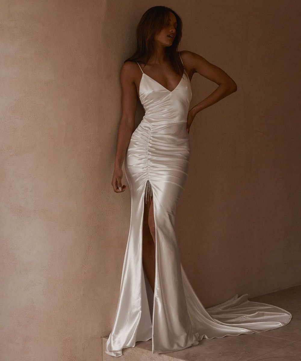 Grace Loves Lace - vestido de noiva branco sensual com decote  - tendências noivas - outono - street style - https://stealthelook.com.br