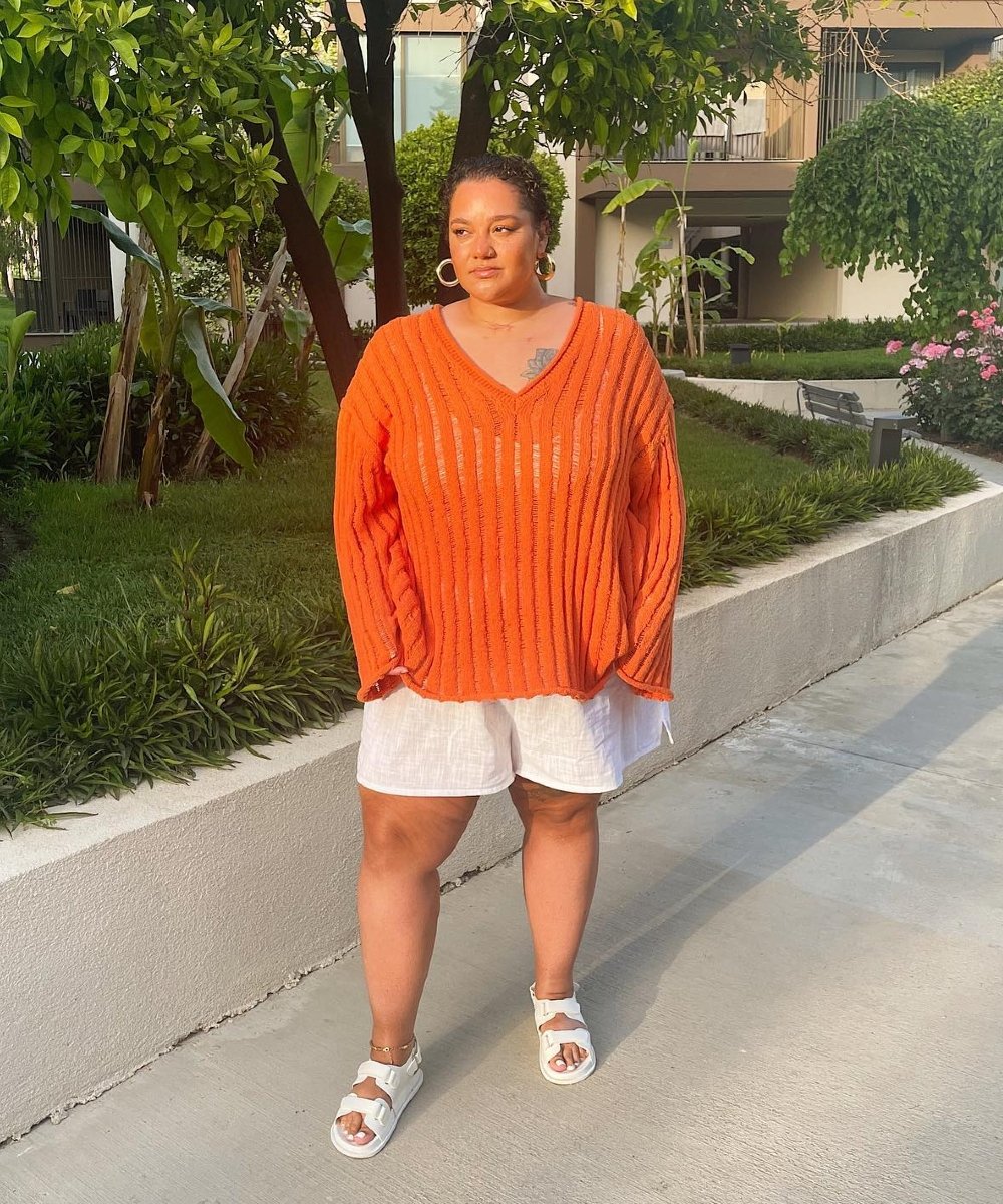@gracefvictory - sueter laranja bermuda jeans branca  - tendências de verão - verão - street style - https://stealthelook.com.br