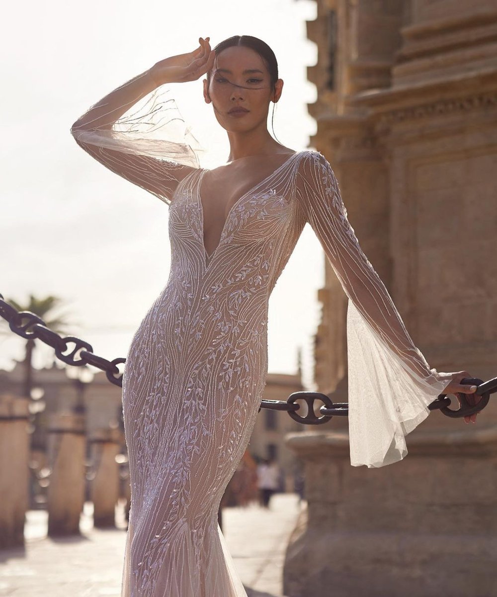 Julie Vino Bridal - vestido de noiva rendado com brilhos e manga larga - tendências noivas - outono - street style - https://stealthelook.com.br