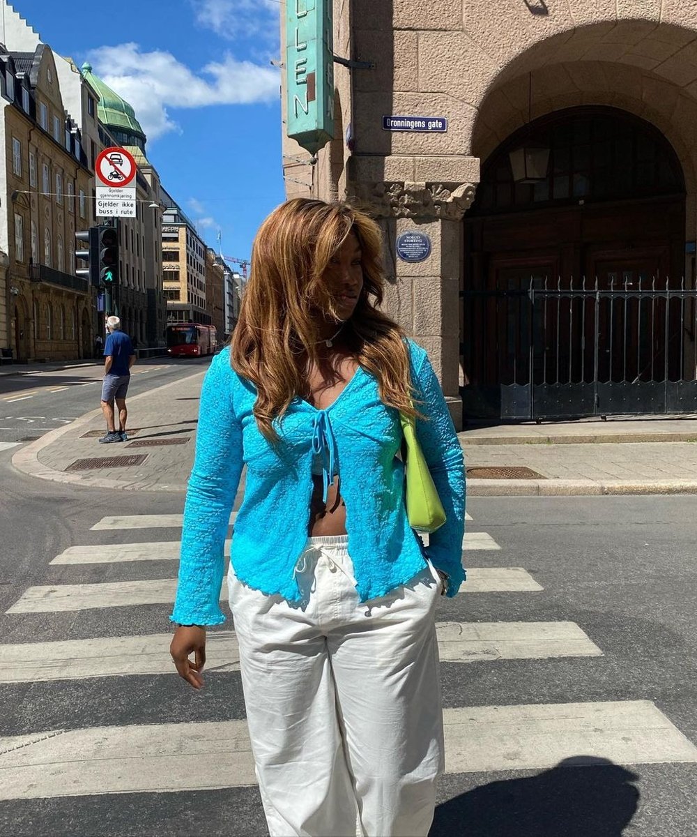 @nnennaechem - blusa azul brazilcore calça branca bolsa verde - looks natal - verão - street style - https://stealthelook.com.br