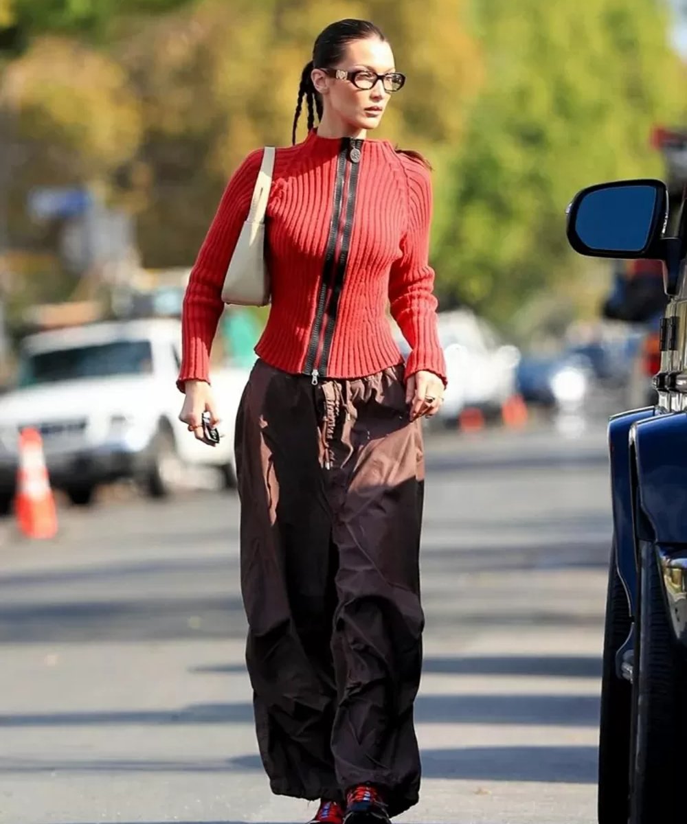 Bella Hadid - parachute pants casaco vermelho oculos escuros - parachute pants - outono - street style - https://stealthelook.com.br