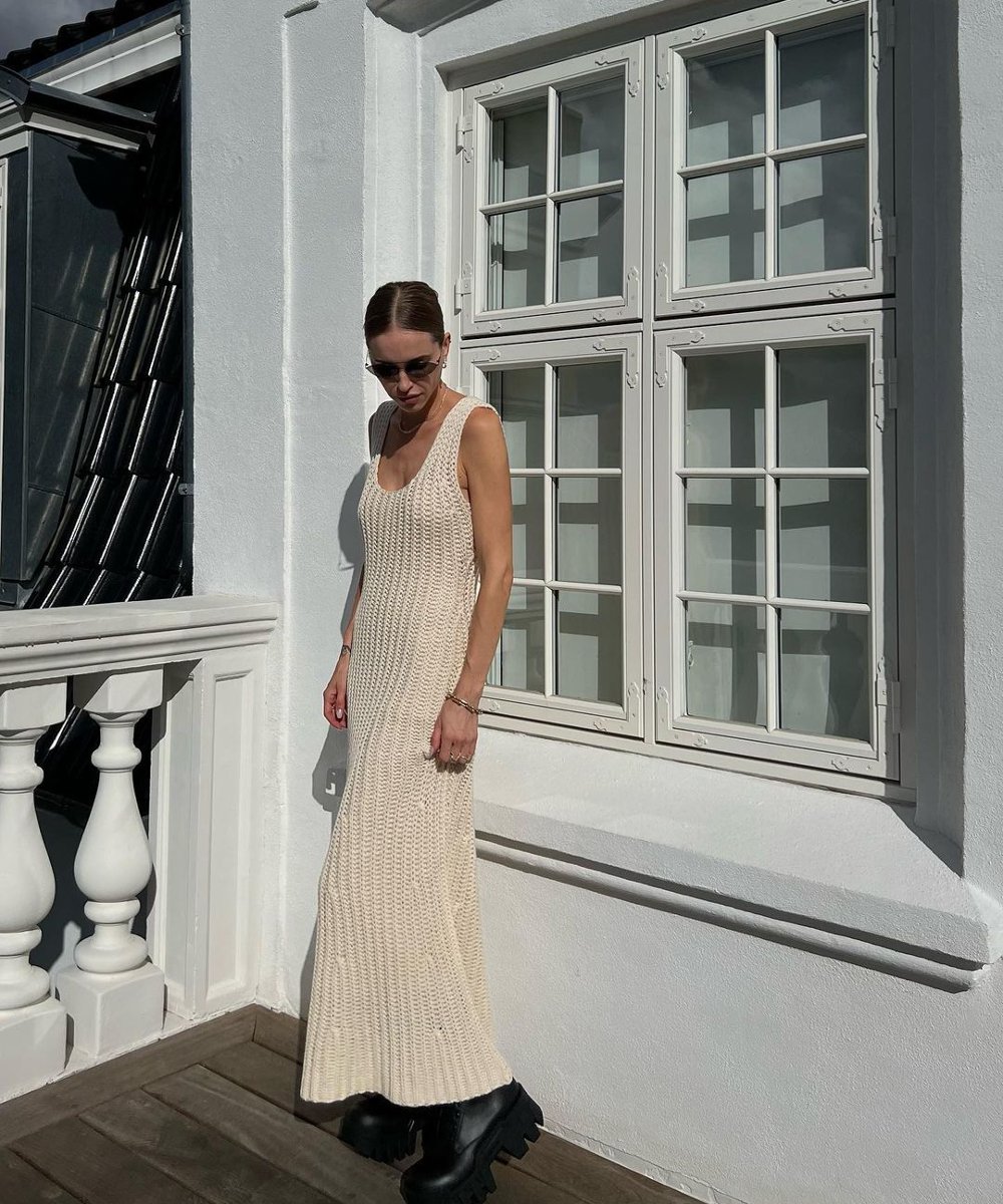 pernilleteisbaek - vestido de tricô branco bota chelsea - tendências de verão - verão - street style - https://stealthelook.com.br