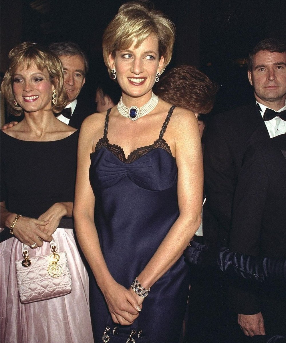 Princesa Diana - Diana Spencer - lições de estilo - monarquia - anos 90 - https://stealthelook.com.br