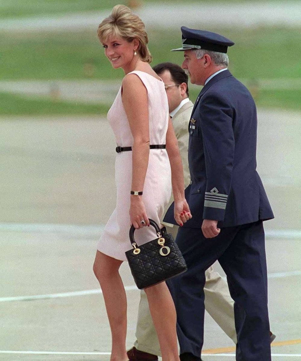 Princesa Diana - Lady Di - lições de estilo - monarquia - anos 90 - https://stealthelook.com.br