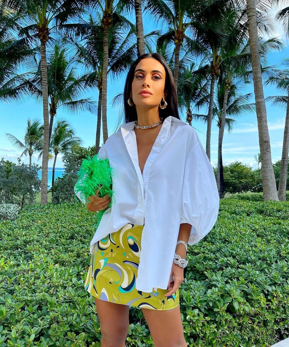 Silvia Braz - camisa branca oversized saia colorida bolsa verde felpuda - camisa branca no verão - verão - street style - https://stealthelook.com.br