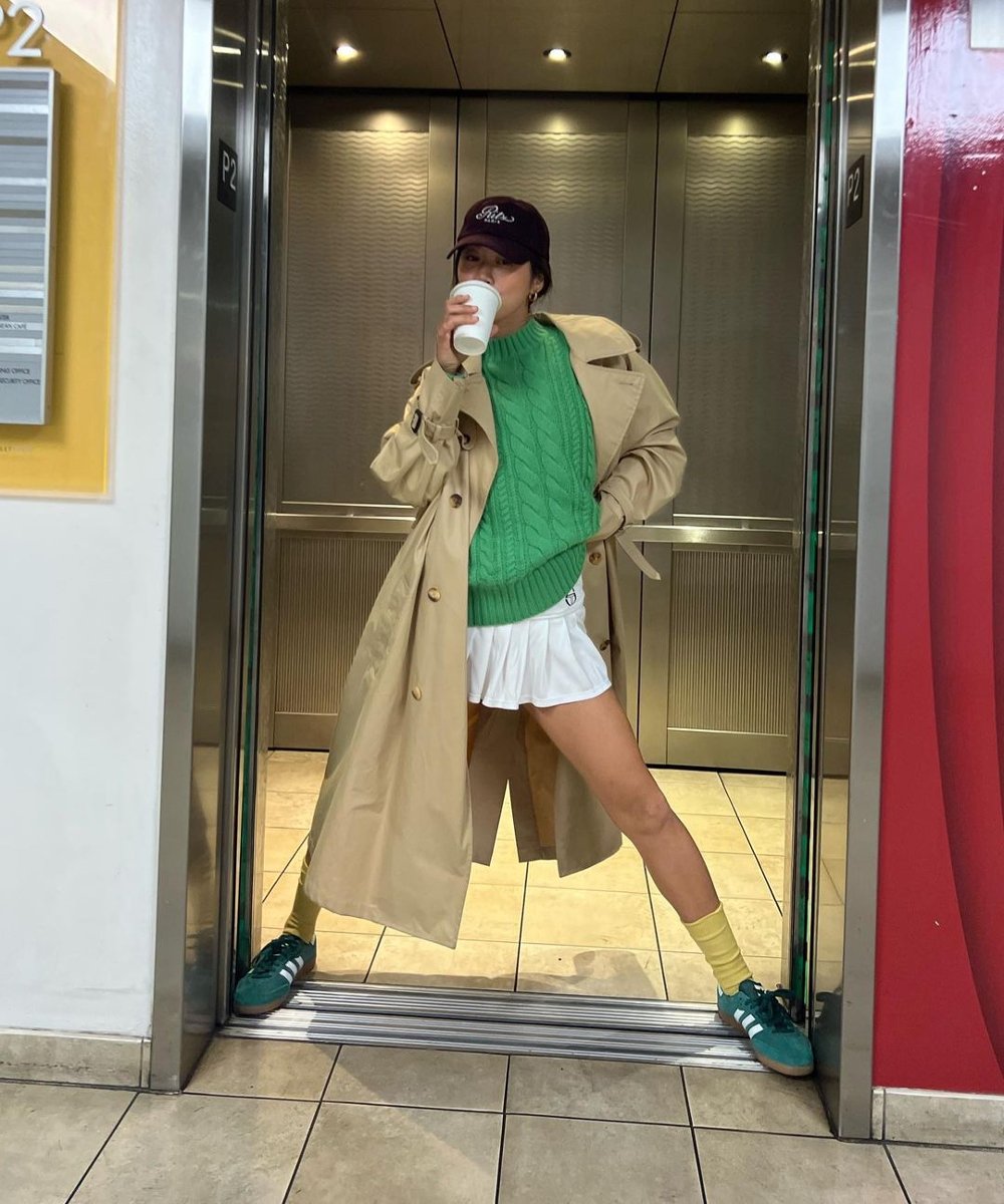 aimeesong - mini saia plissada de tênis branca sueter verde sobretudo marrom adidas samba - tendência de moda 2023 - outono - street style - https://stealthelook.com.br