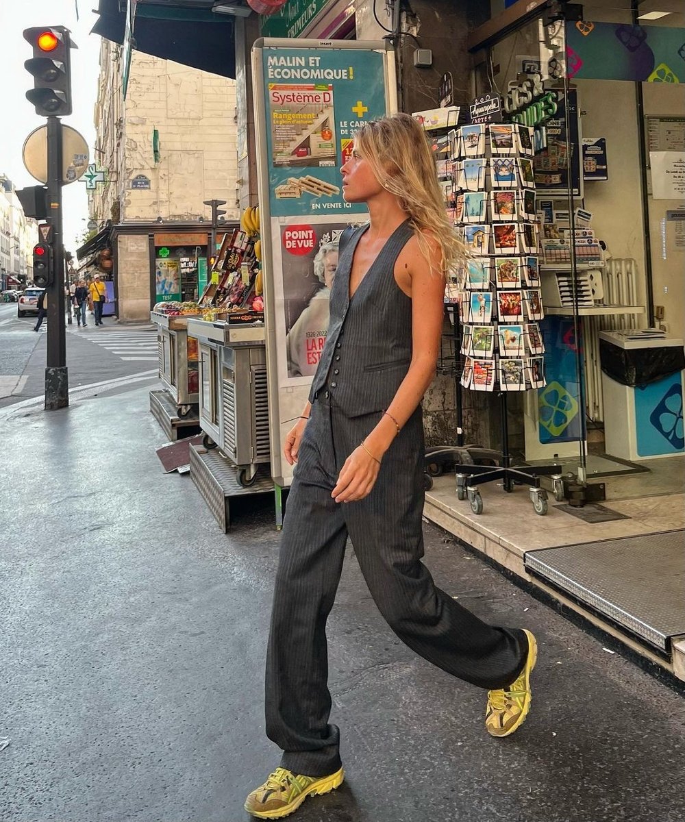 alicepilate - colete cinza calca cinza tenis esportivo - minimalismo elegante - verão - street style - https://stealthelook.com.br