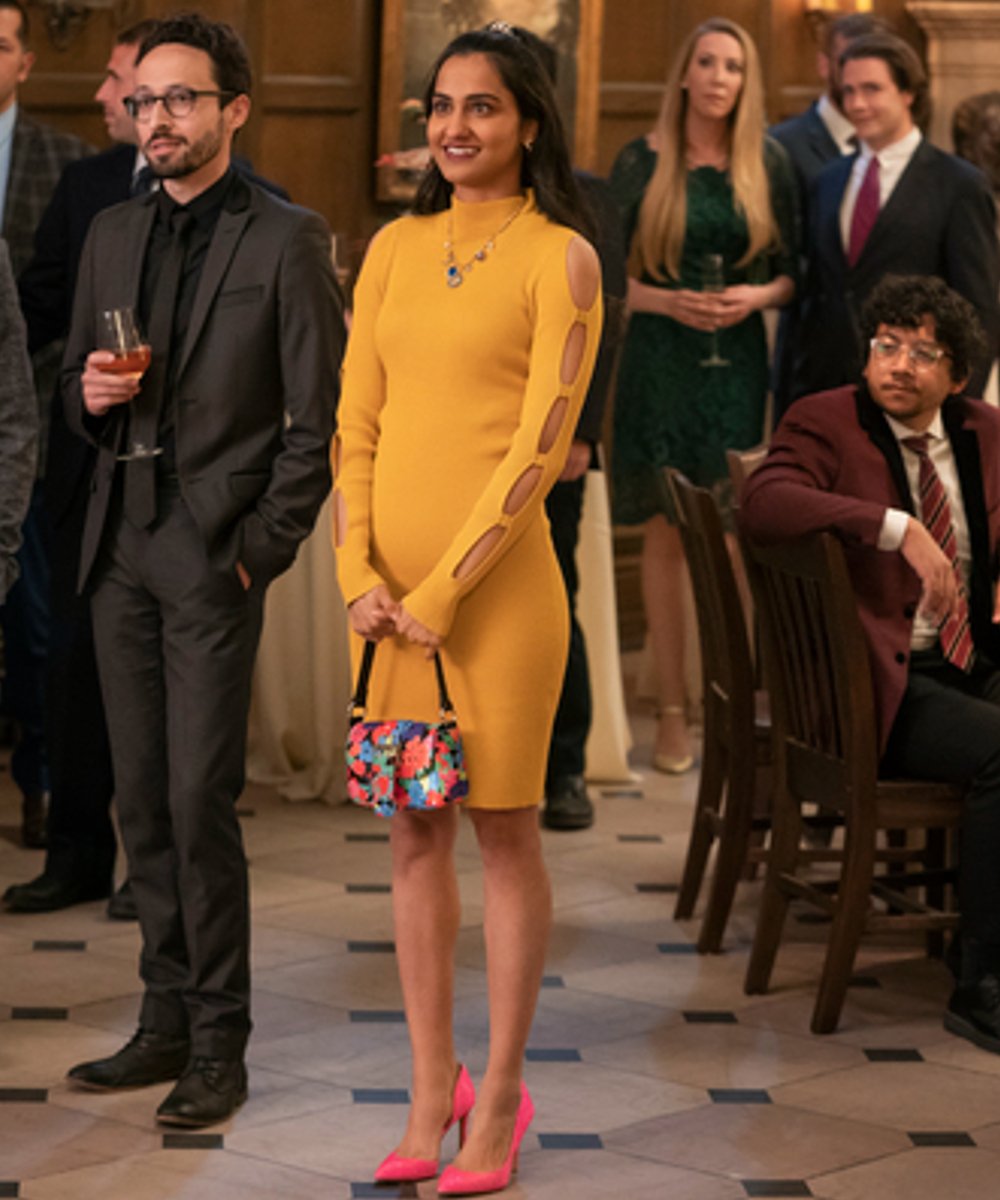 Amrit Kaur - Bela - vestido amarelo com recortes - The sex lives of college girls - verão - street style - https://stealthelook.com.br