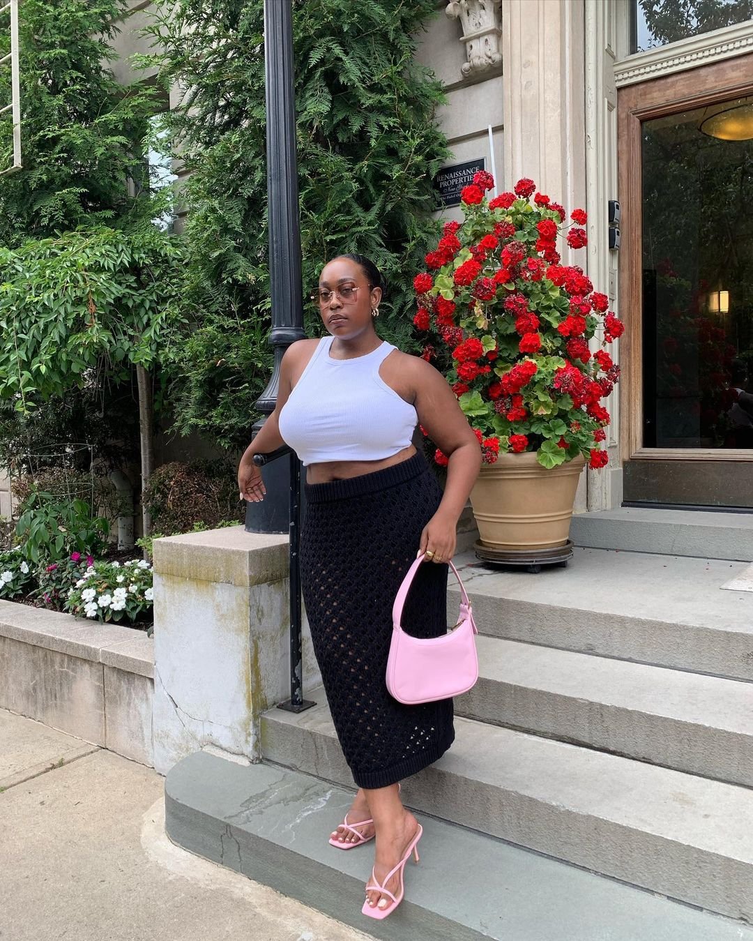 aniyahmorinia - regata branca saia preta sandalia rosa bolsa rosa - minimalismo chique - verão - street style - https://stealthelook.com.br