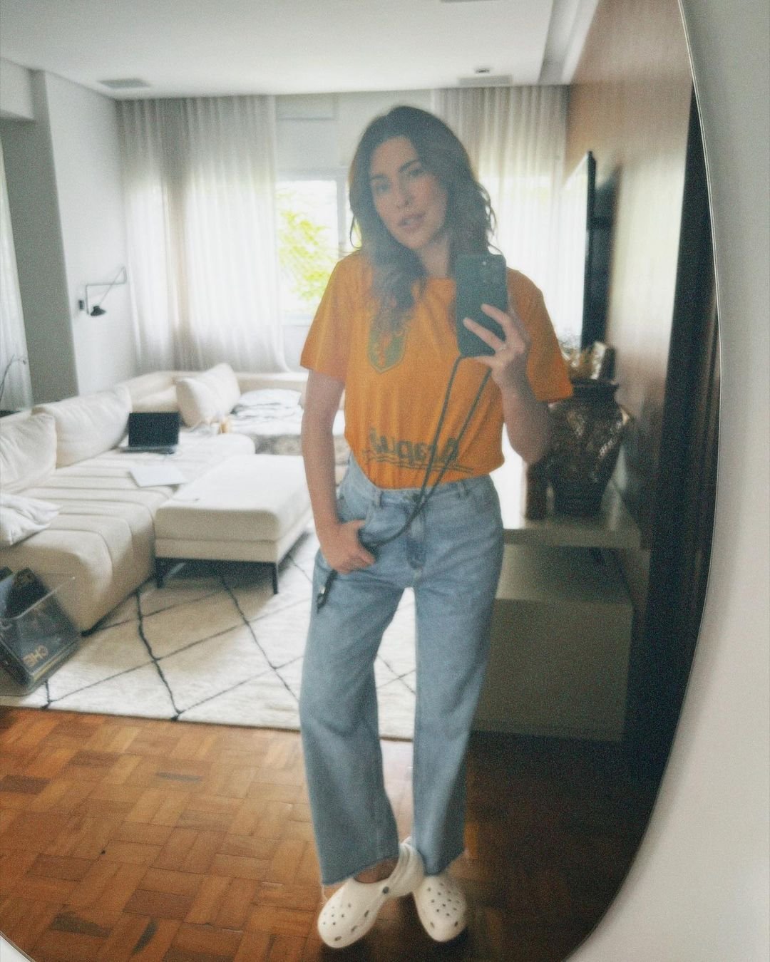 fe paes leme - camisa amarela calça jeans crocs branco - look do dia - verão - street style - https://stealthelook.com.br
