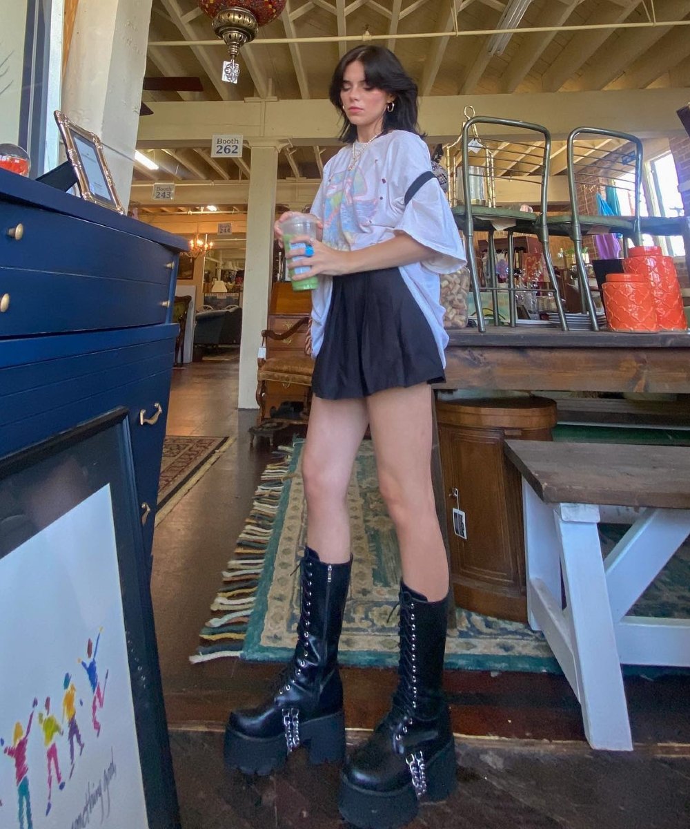 liznorris - mini saia plissada camiseta oversized bota de plataforma - tendência de moda 2023 - verão - street style - https://stealthelook.com.br
