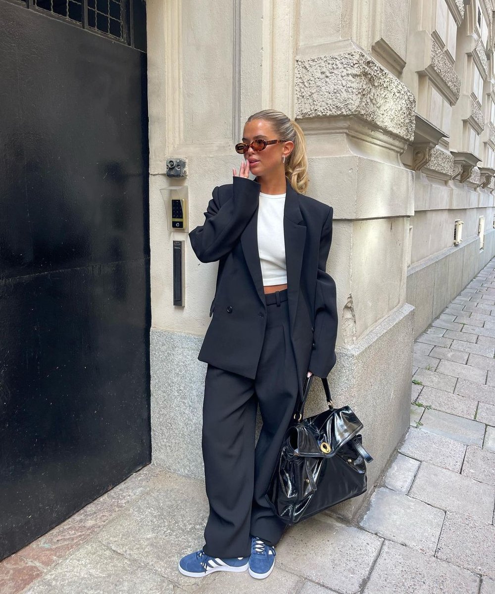 Matilda Djerf - conjunto de alfaiataria com regata branca e tenis - look do dia - verão - street style - https://stealthelook.com.br