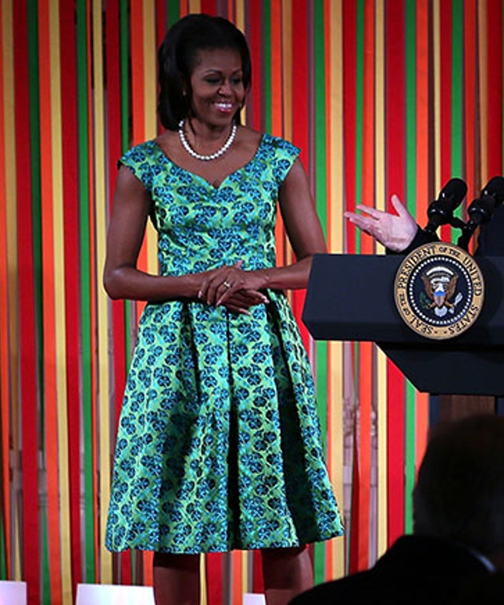 Michelle Obama - vestido estampado colorido - Michelle Obama - verão - street style - https://stealthelook.com.br