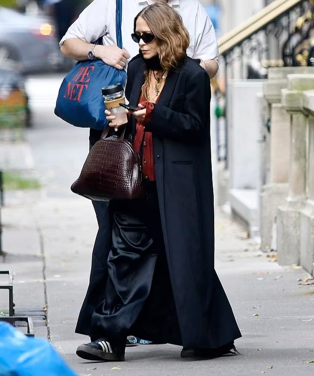 Mary-Kate e Ashley Olsen - adidas samba - Ashley e Mary-Kate Olsen - inverno - street style - https://stealthelook.com.br