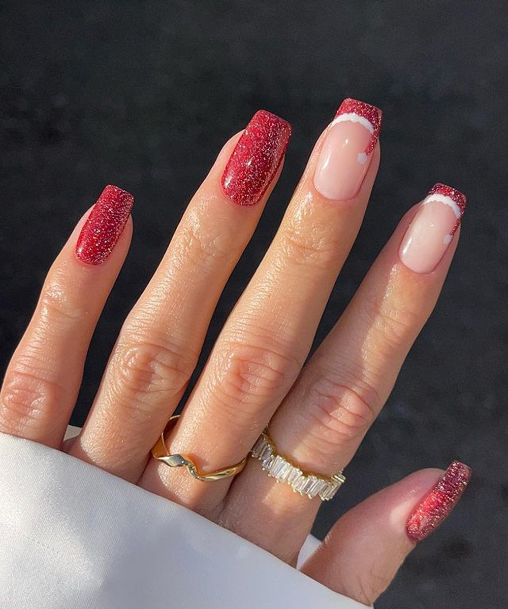 Detalhe das mãos de uma manicure pintando as unhas com um desenho de  esmalte preto