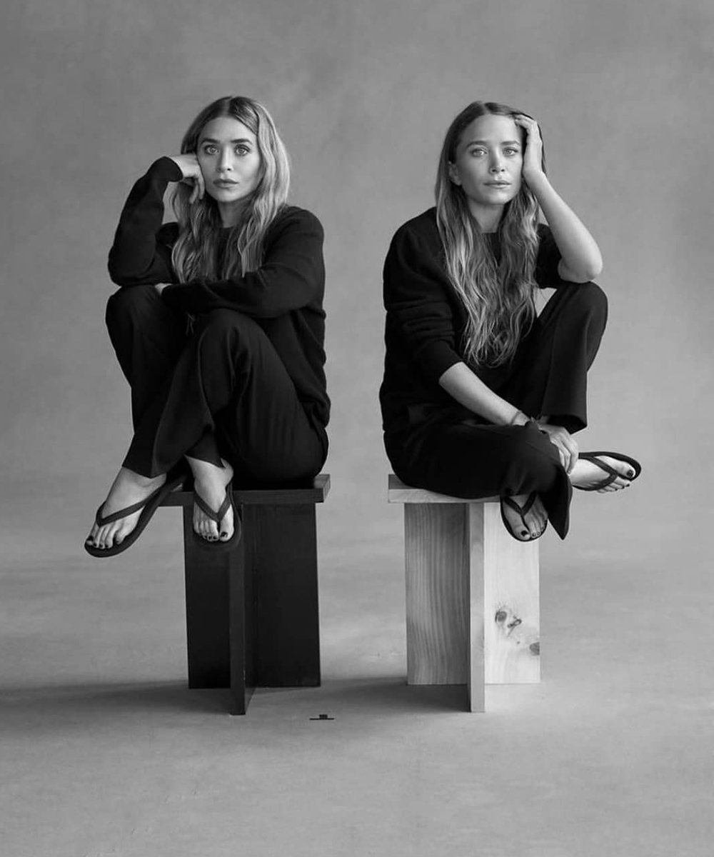 Mary-Kate e Ashley Olsen - alfaiataria preta chinelo preto - Ashley e Mary-Kate Olsen - verão - street style - https://stealthelook.com.br
