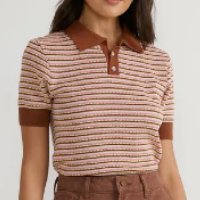 Blusa Curta Em Tricô Listrado Com Gola Polo E Botões Marrom