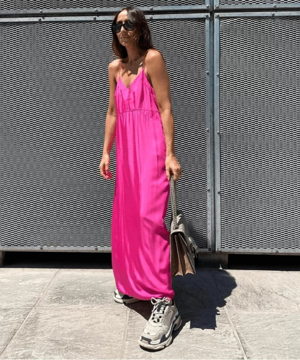 Laura Eguizabal - vestido rosa com tenis - look do dia - verão - street style - https://stealthelook.com.br