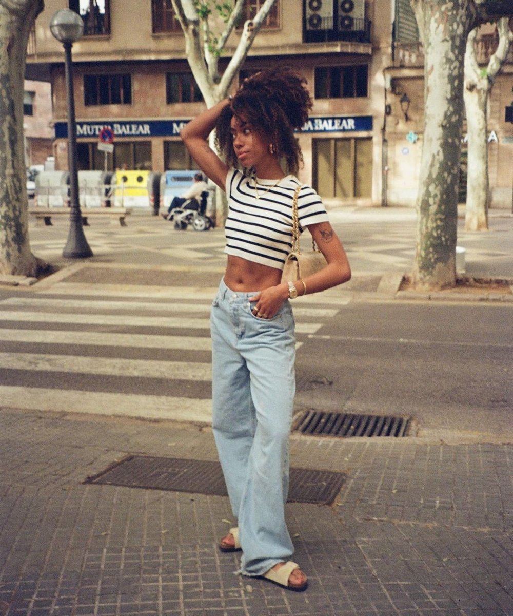 Amaka Hamelijnck - calça jeans cintura baixa - tendências de jeans - verão - street style - https://stealthelook.com.br