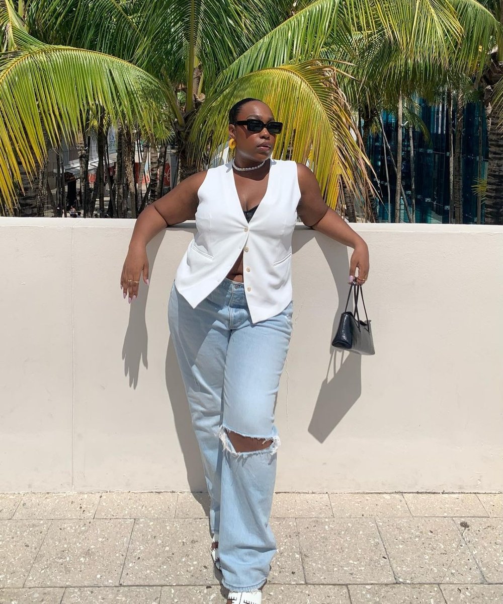 aniyah morinia - colete branco calça jeans clara - blusas tendência do verão - verão - street style - https://stealthelook.com.br