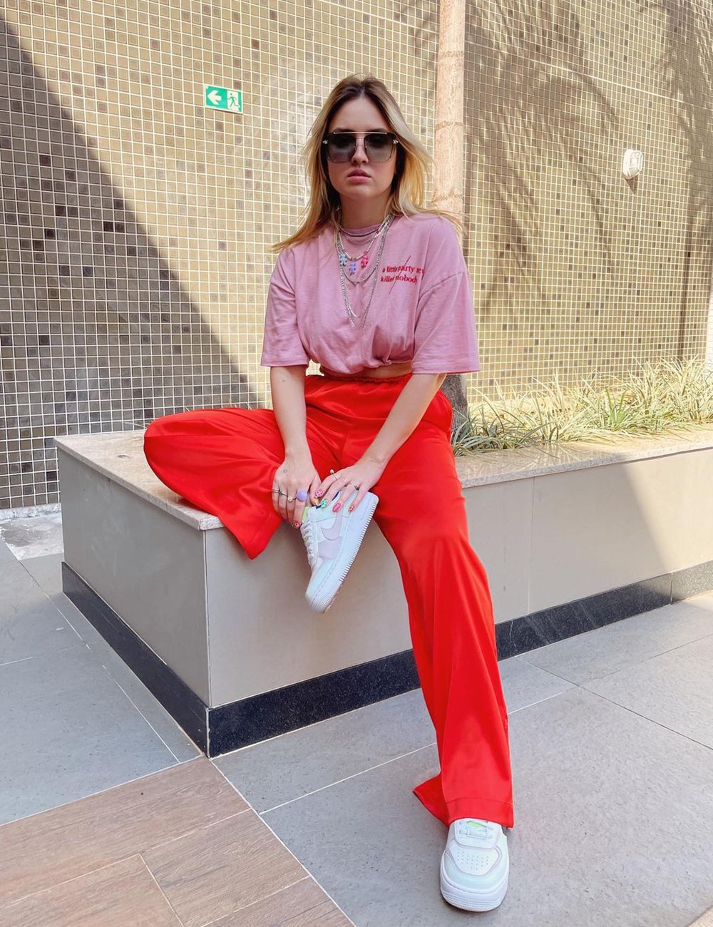 Karol Miranda - calça e t shirt - combinações de cores - verão - street style - https://stealthelook.com.br