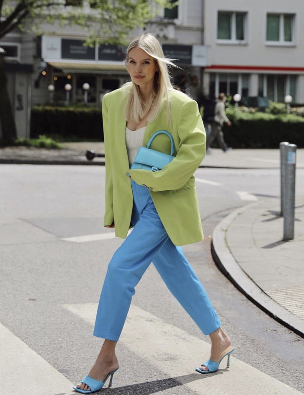 Leonie Hanne  - blazer calça alfaiataria e tamanco - combinação de cores - verão - street style - https://stealthelook.com.br