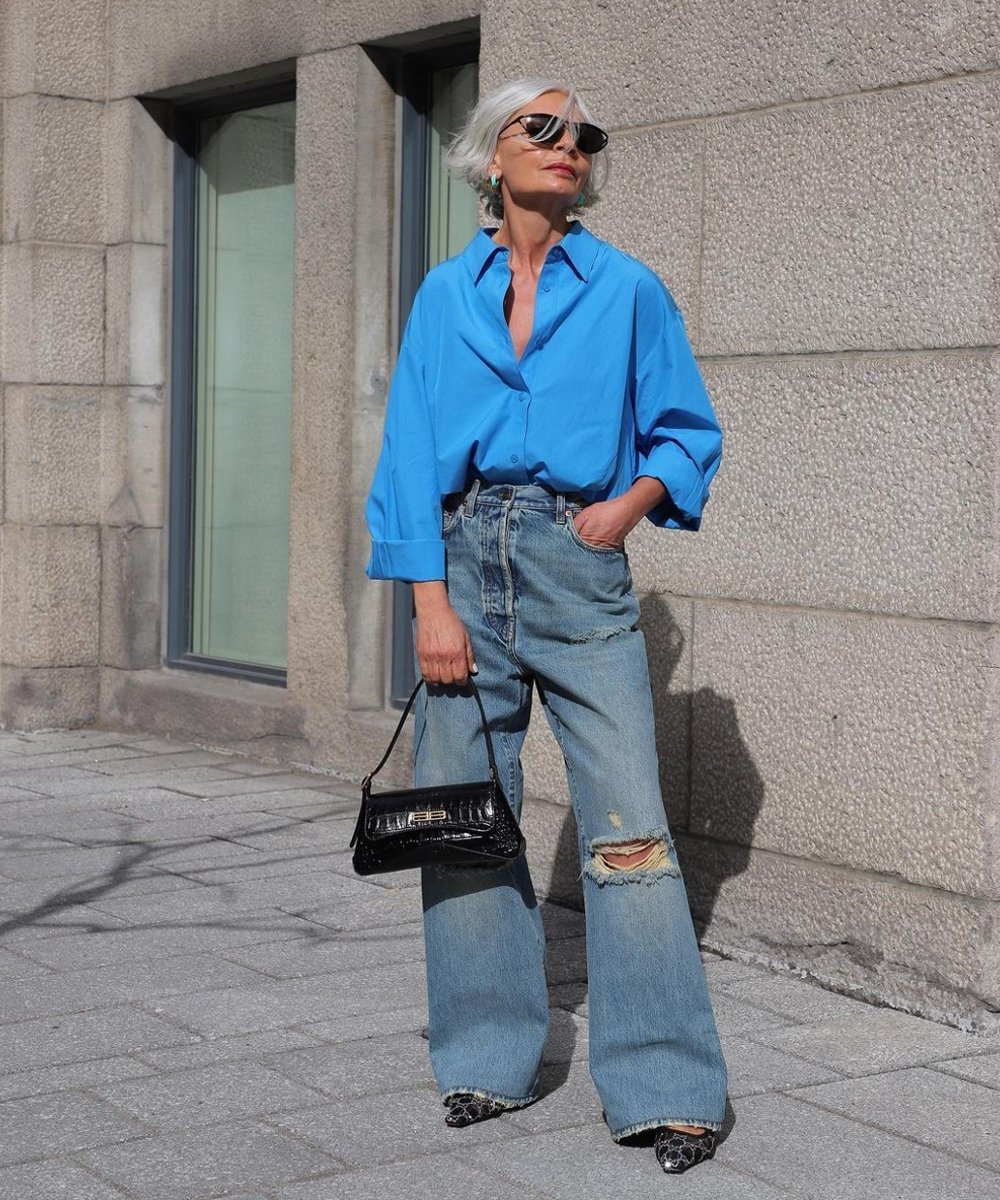 Grece Ghanem - camisa azul calça jeans rasgada - looks de verão - verão - street style - https://stealthelook.com.br