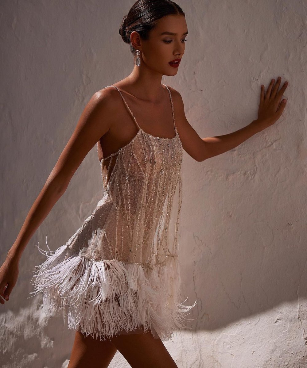 Julie Vino Bridal - vestido de noiva curto com plumas - vestidos de noiva - verão - street style - https://stealthelook.com.br