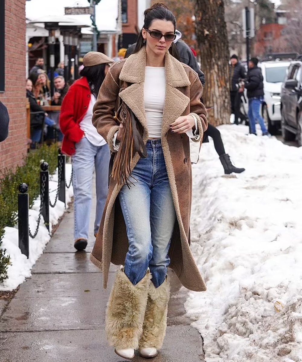 Kendall Jenner - casac de neve bota western de pelo - sapatos polêmicos - inverno - street style - https://stealthelook.com.br