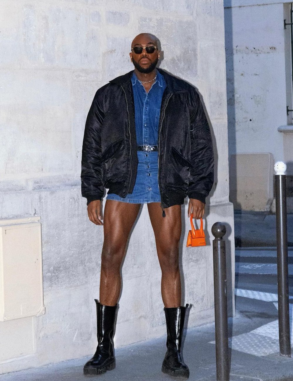 Rich Mnisi - Saia jeans e jaqueta - Moda queer - Verão - Street Style - https://stealthelook.com.br
