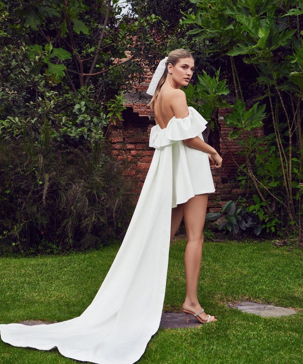 Nadiamanjarrezbridal - vestido de noiva curto com cauda - vestidos de noiva - verão - street style - https://stealthelook.com.br